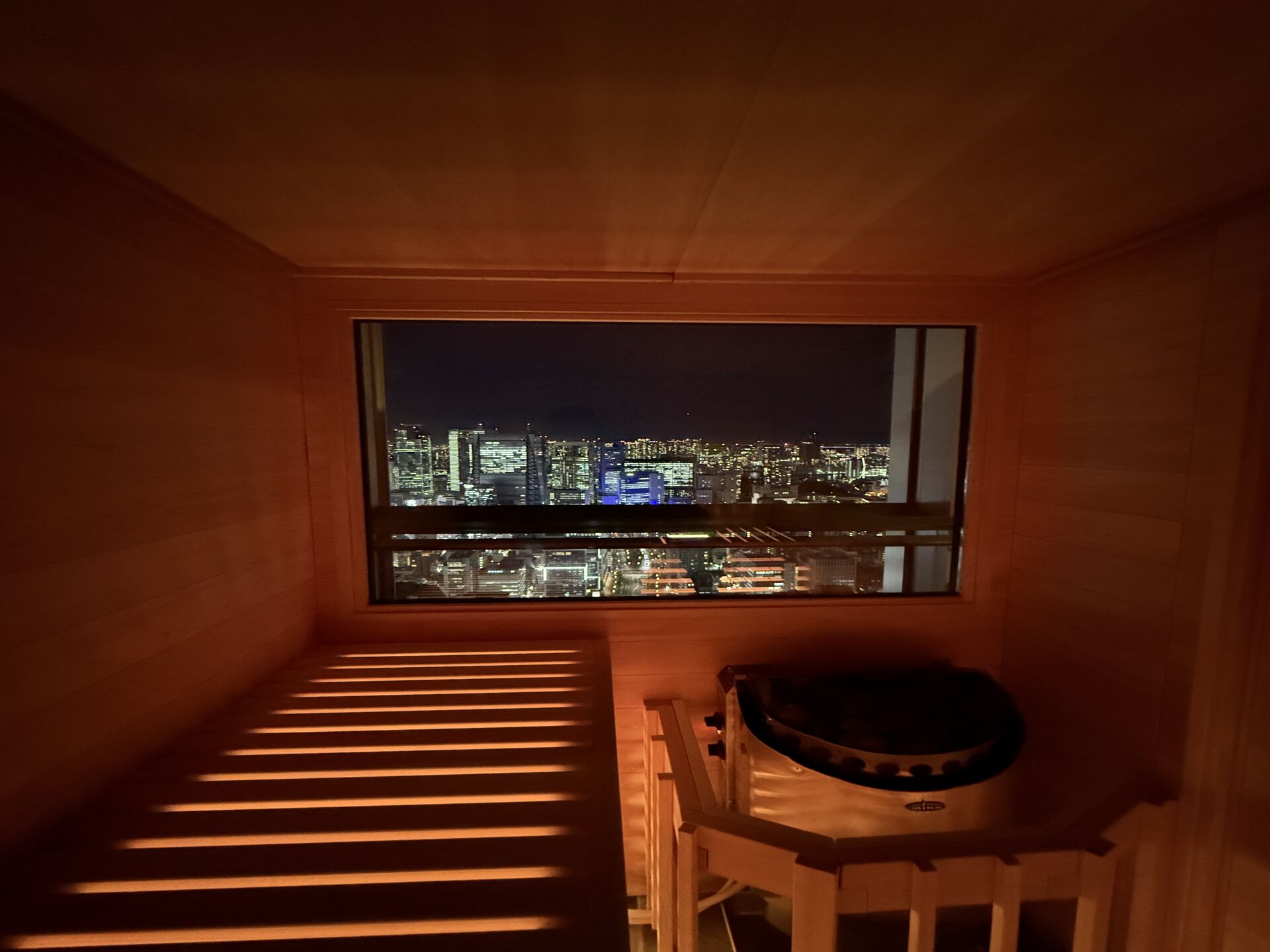 日ごろの疲れを癒す、夜景を楽しみながらととのうプライベートサウナ